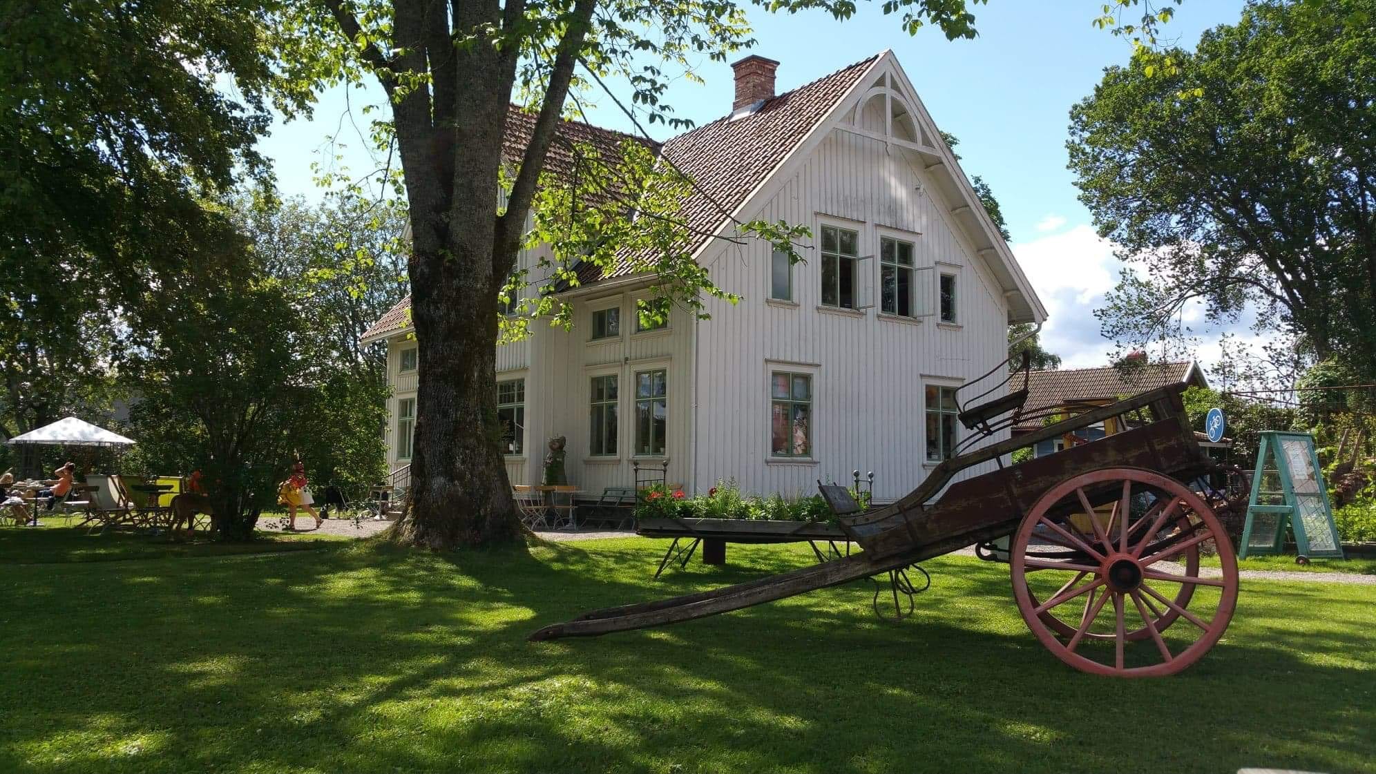 Nolbygårds vita hus och gröna trädgård